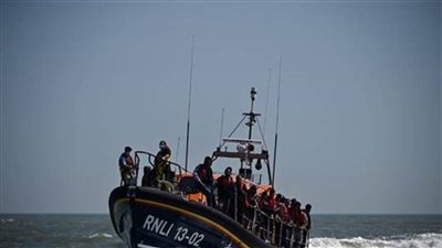 بريطانيا تسجل عبور 973 مهاجرا للقناة الإنجليزية في أعلى معدل يومي منذ بداية العام