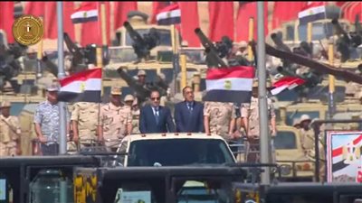 بالفيديو.. الرئيس السيسي يتفقد اصطفاف الفرقة السادسة المدرعة بالجيش الثاني الميداني بالإسماعيلية