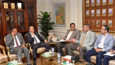 محافظ أسيوط يبحث مع فريق 