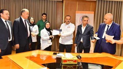 محافظ أسيوط يشهد تكريم 50 من الطلاب المتفوقين في التعليم الفني المزدوج 