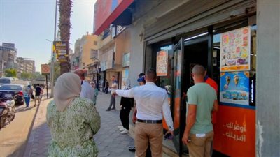 حملة مكبرة على المحلات التجارية بدمنهور لمراجعة التراخيص 