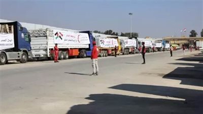 إدخال 126 شاحنة مساعدات إنسانية إلى الفلسطينيين بقطاع غزة