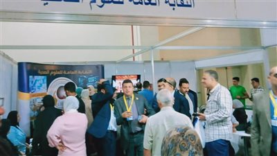 المئات من أعضاء 