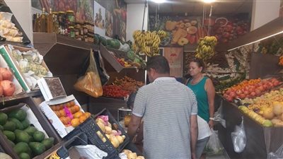 ضبط 4 محال تجارية بدون رخصة نشاط وسحب 3 رخص منتهية بالبحر الأحمر