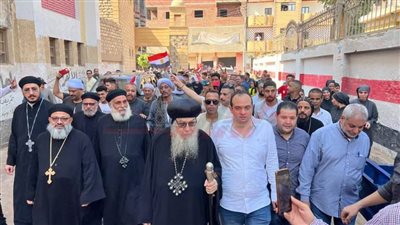 بالصور.. أساقفة المنيا يقودون مسيرة لحث المواطنين على المشاركة في الانتخابات 