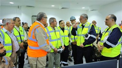  وزير البترول يتفقد بدء تجارب التشغيل لسفينة التغييز 