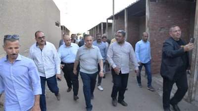 محافظ أسيوط يتفقد سوق الباعة الجائلين بشارع التحكم المركزي ويوجه برفع كفاءته وتزويده بالخدمات