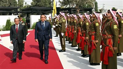عاجل.. مراسم استقبال رسمية لرئيس الوزراء لدى وصوله مجلس الوزراء الأردني