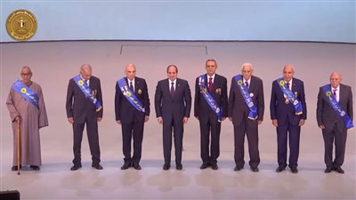 الرئيس السيسي يتوسط صورة تذكارية لسبعة من أبطال حرب أكتوبر المكرمين خلال الندوة التثقيفية