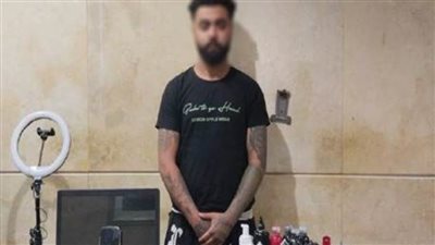 ضبط صانع محتوى لنشر مقاطع فيديو أثناء قيامه برسم 