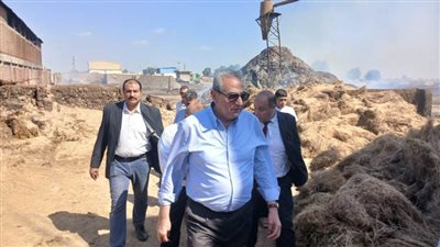 بالصور.. محافظ الغربية ومدير الأمن يتابعان جهود السيطرة على حريق كتان 