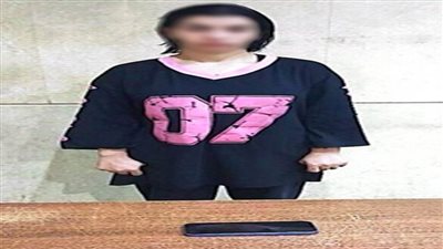 ضبط صانعة محتوى لنشرها مقاطع فيديو تتضمن ألفاظًا خادشة للحياء