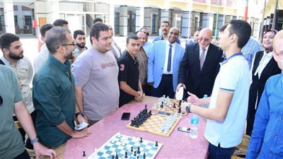النعماني يشارك الطلاب بألعاب تنس الطاولة والشطرنج وألعاب القوى بكلية الطب سوهاج