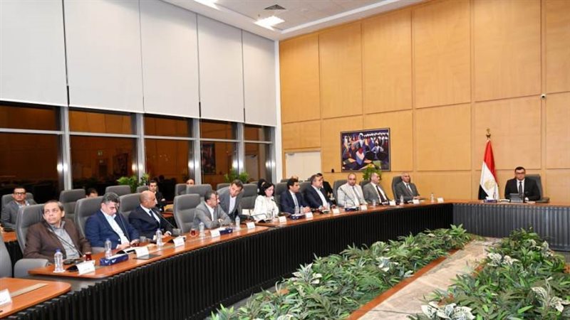 وزير الإسكان يلتقى