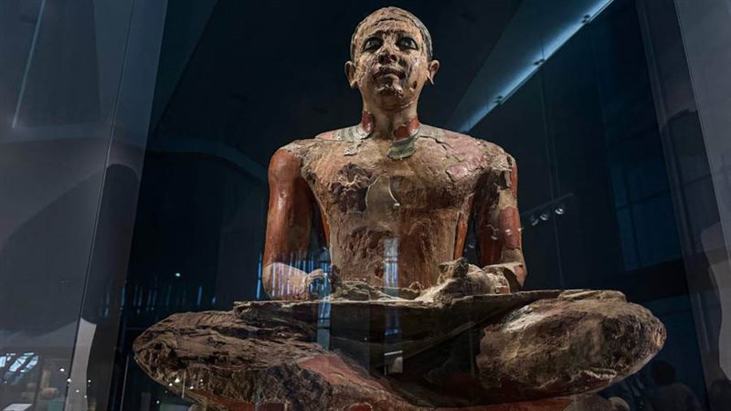 تمثال مصري قديم ضخم