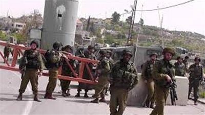 الاحتلال الإسرائيلي ينصب حاجزا عسكريا على مدخل إحدى قرى رام الله ويعتقل عددا من الفلسطينيين