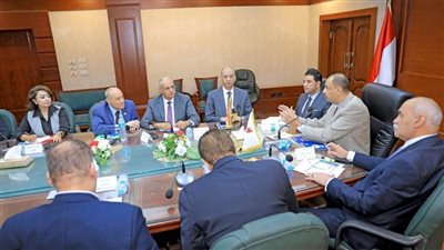 محافظ سوهاج يعقد اجتماعا مع أعضاء مجلس الشيوخ