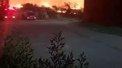 بمشاركة 20 سيارة إطفاء السيطرة على حريق مروع بجرن قش الأرز بـ