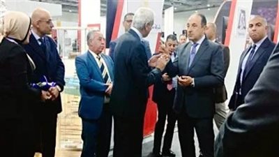 وزير قطاع الأعمال العام يتفقد جناح الشركات التابعة في المعرض الدولي الثالث للصناعة   