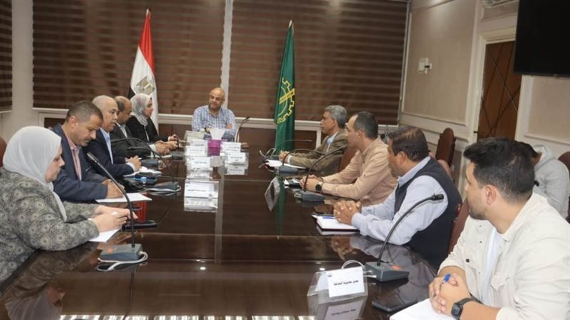 محافظ القليوبية يجتمع