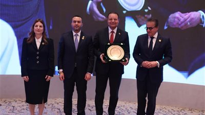 مجلس وزراء الصحة العرب يسلّم رئيس الرقابة الصحية جائزة الطبيب العربي لعام 2025