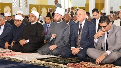 وزير الأوقاف يؤدي صلاة الجمعة في مسجد 