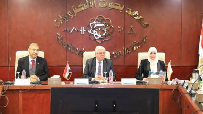 التعليم العالي يترأس اجتماع مجلس إدارة معهد بحوث الإلكترونيات بتشكيله الجديد