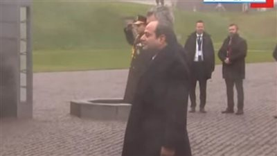 الرئيس السيسي يضع إكليلًا من الزهور على النصب التذكاري في العاصمة الدنماركية كوبنهاجن