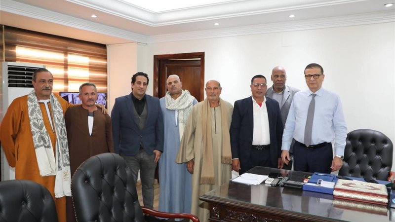 وزير الزراعة مع المزارعين