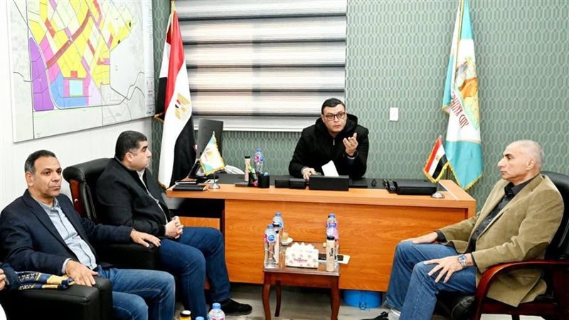 وزير الإسكان يعقد