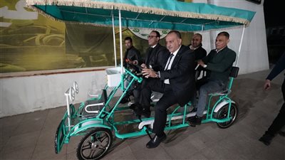 محافظ أسيوط يستقل نموذجًا لمركبة نقل خفيفة صديقة للبيئة كبديل للتوك توك