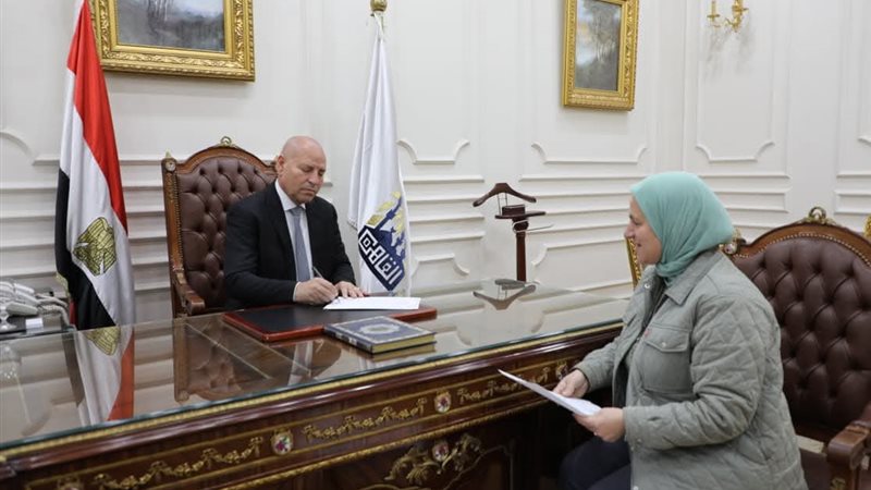 محافظ القاهرة أثناء