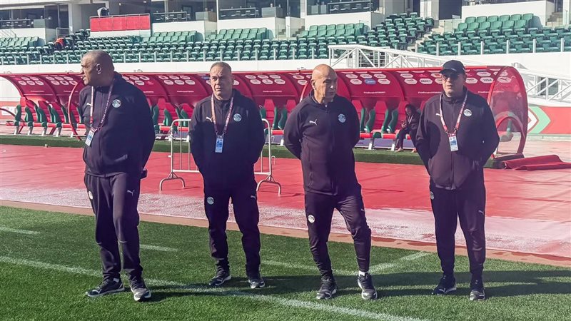 حسام حسن وطاقم المنتخب