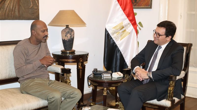 وزير الثقافة أثناء لقاءه الفنان أمير صلاح الدين