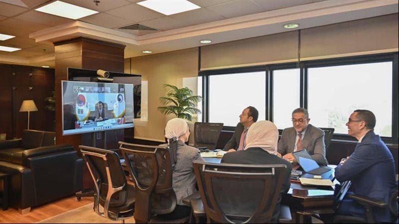 وزير الاستثمار يبحث