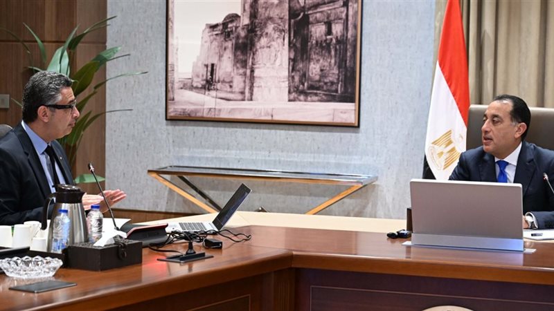 رئيس الوزراء خلال اجتماعه مع وزير التموين 