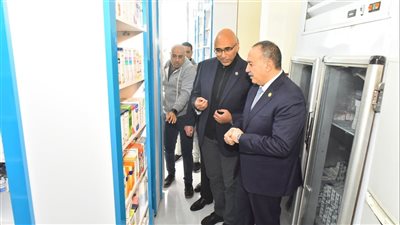 محافظ أسيوط يفتتح صيدلية 