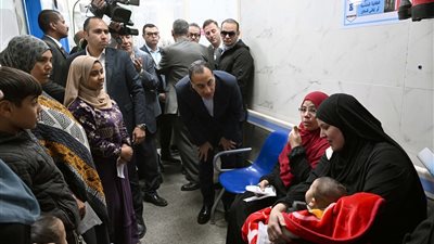 مدبولي يتحاور مع المواطنين بمركز طب الأسرة بالفهميين للاطمئنان على جودة الخدمة