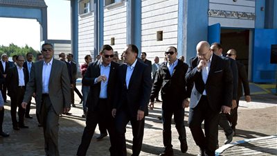 رئيس الوزراء يتفقد محطة مياه الشرب بأرض المشتل بمركز الصف