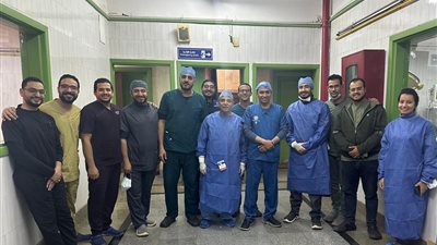 فريق طبي بمستشفيات سوهاج الجامعية ينجح في إجراء جراحة دقيقة لاستئصال ورم سرطان