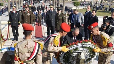 محافظ بورسعيد يضع إكليلًا من الزهور على النصب التذكاري احتفالًا بالعيد القومي 