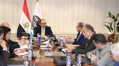 وزير قطاع الأعمال: مشروع تطوير صناعة الغزل والنسيج ركيزة أساسية 