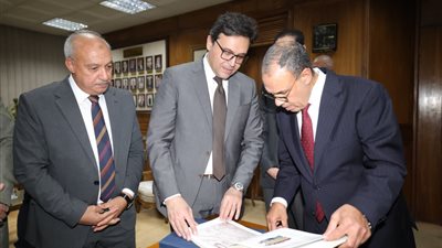 وزير الثقافة يسلم وزير الخارجية ١٣ خريطة و٢٢ وثيقة و٤٣ اتفاقية تاريخية