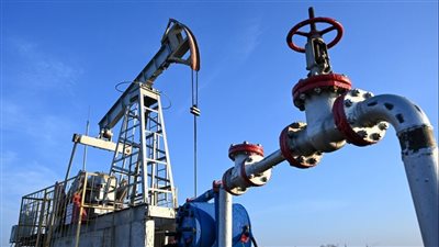 النفط يحافظ على مكاسبه مع استمرار التوترات الجيوسياسية بين أمريكا وفنزويلا