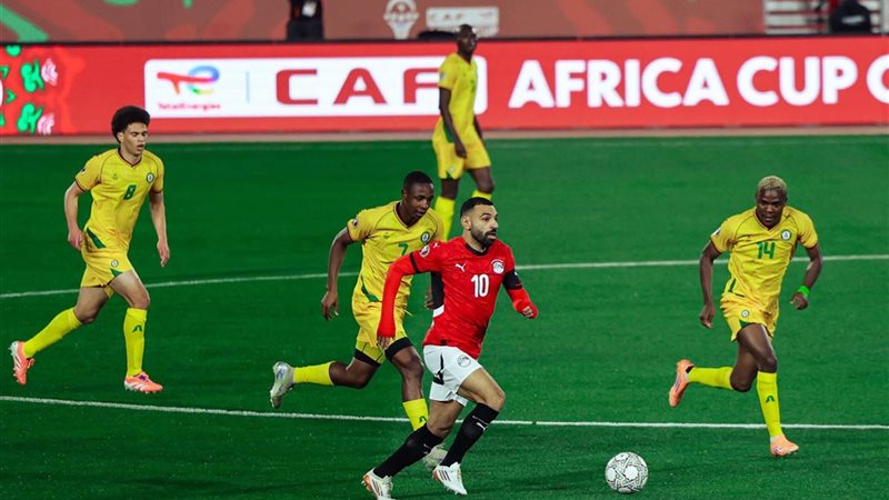 صلاح وسط رقابة قوية