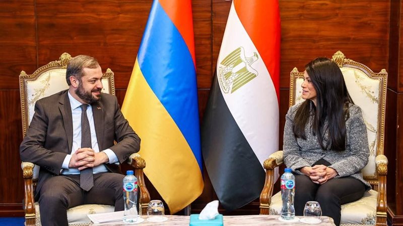 وزيرة التخطيط ووزير