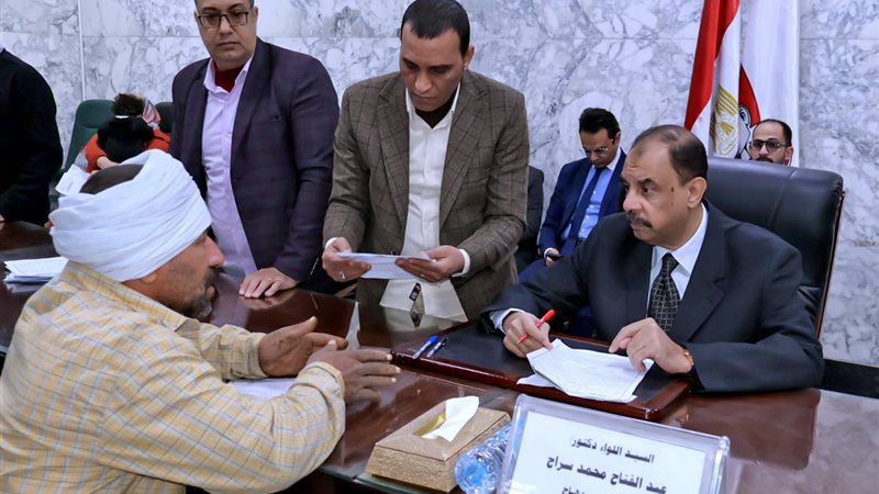 محافظ سوهاج يعقد