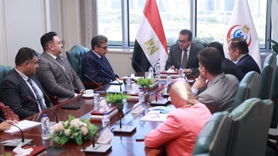 وزير الصحة يبحث مع نقيب الأطباء البيطريين عدداً من ملفات العمل