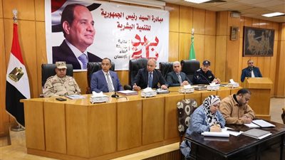 محافظ المنيا يناقش استعدادات جولة الإعادة لانتخابات النواب وامتحانات نصف العام