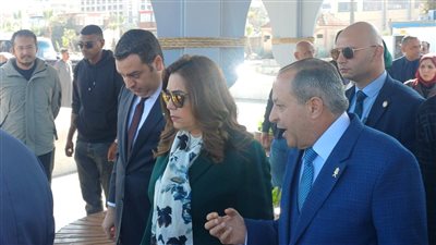 وزيرة التنمية المحلية تتفقد نماذج تطوير الكورنيش والأسواق ببورسعيد 
